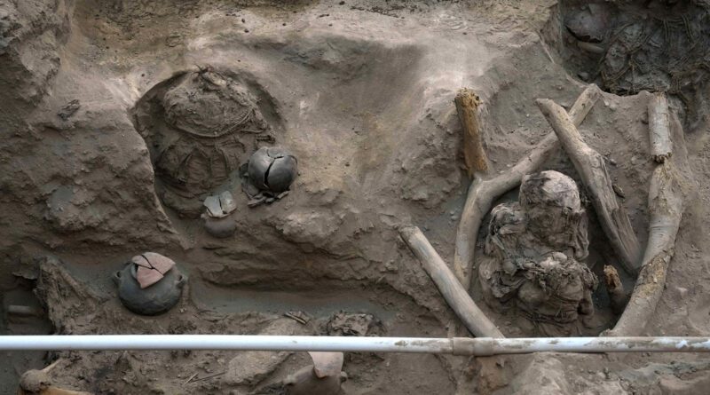 Obreros-descubren-ocho-momias-y-objetos-preincaicos-mientras-amplian-la-red-de-gas-en-Peru-800x445