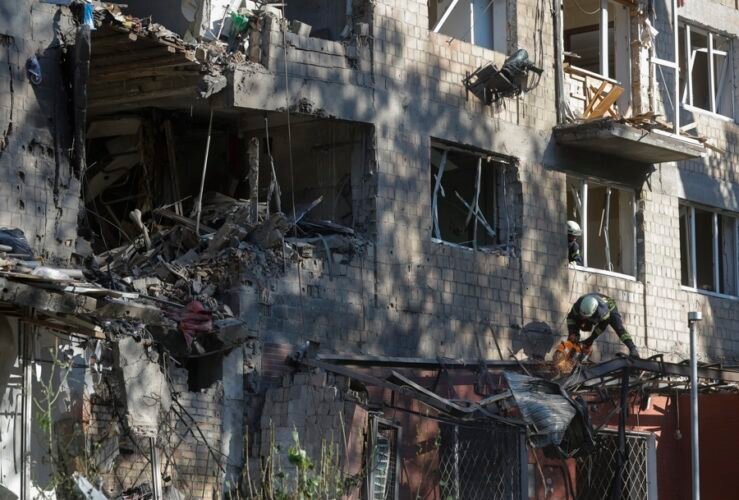 Kiev despierta entre explosiones y humo en medio de uno de los peores ataques rusos Rescatistas ucranianos trabajan en el lugar de un ataque ruso con drones un edificio residencial de cinco pisos en Kiev, el 4 de julio de 2025. EFE/EPA/SERGEY DOLZHENKO