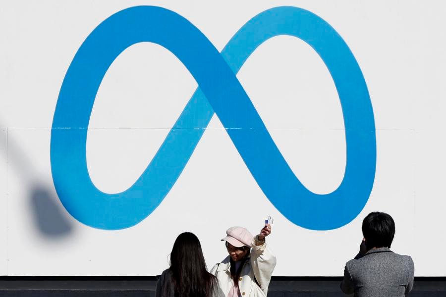 Facebook se rinde al «reel» y otros clics tecnológicos en América Fotografía de archivo de una persona sosteniendo el antiguo icono del pulgar hacia arriba de Facebook junto a una imagen de Meta frente a la sede de Meta Platforms en Menlo Park, California (Estados Unidos). EFE/EPA/ John G. Mabanglo ARCHIVO
