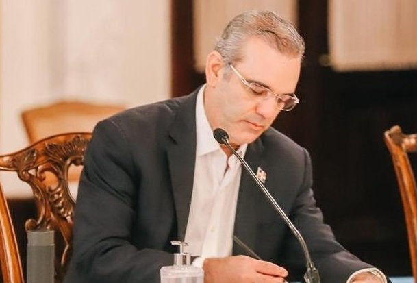 Abinader-firmando- Abinader-firmando-