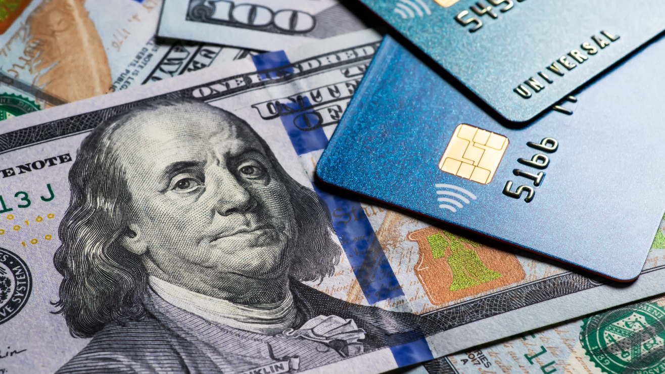 tarjeta-de-credito-ahorro-miles-de-dolares-shutterstock_2237124063 tarjeta-de-credito-ahorro-miles-de-dolares-shutterstock_2237124063