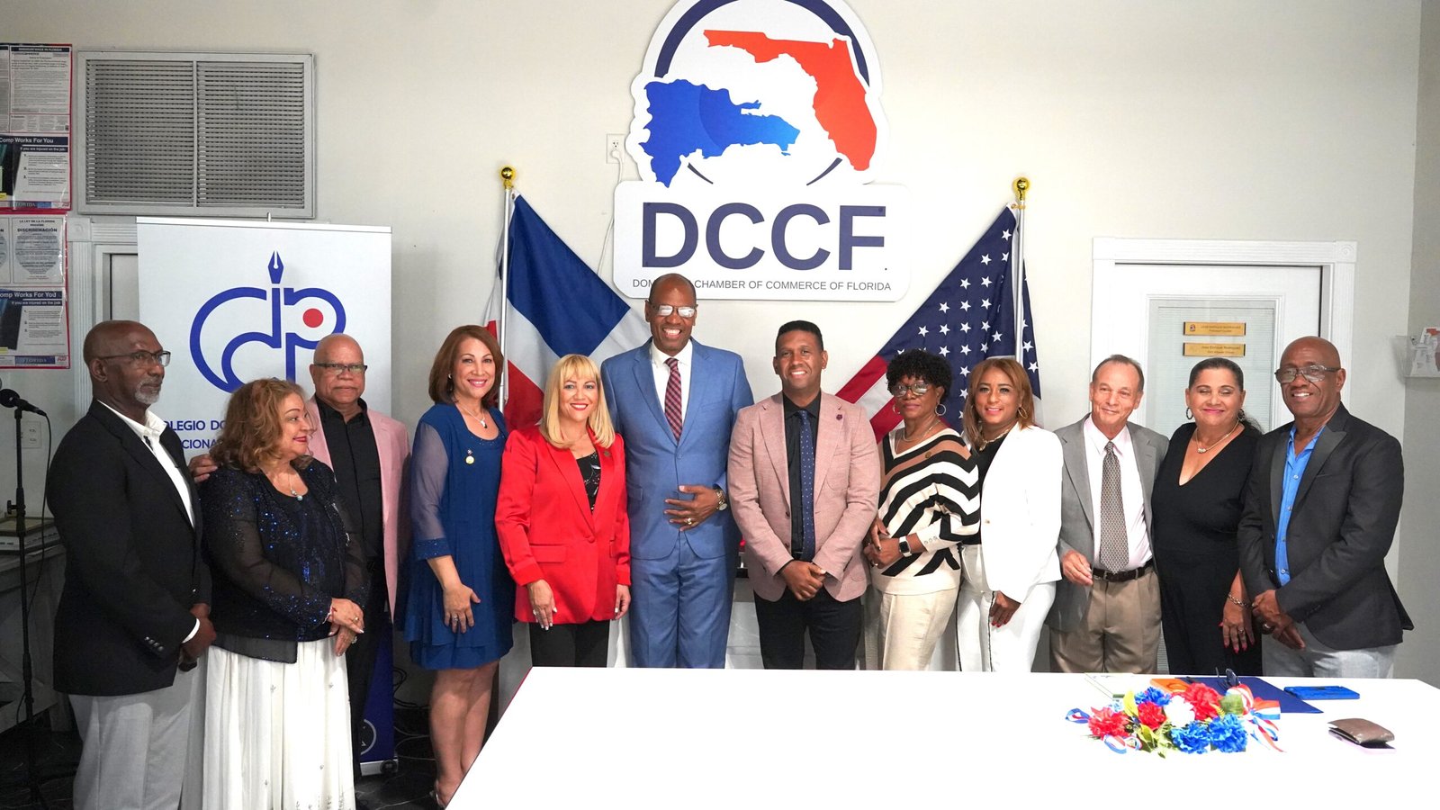 Al centro la periodista Gheidy de la Cruz nueva secretaria general del CDP Florida Central junto al presidente del CDP, Luis Pérez y los demás miembros de la directiva
