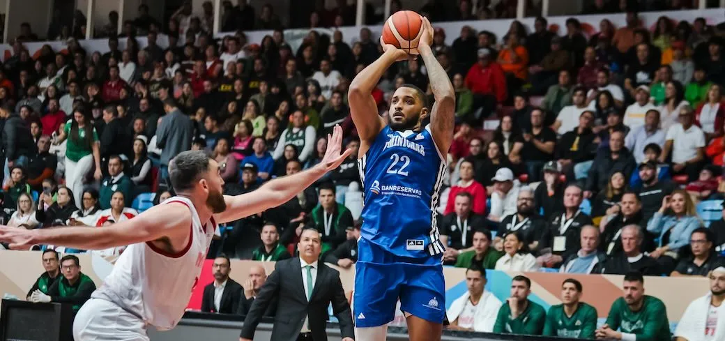 Joel-Soriano-de-Republica-Dominicana-realiza-un-disparo-de-campo-sobre-un-jugador-mexicano (1) Joel-Soriano-de-Republica-Dominicana-realiza-un-disparo-de-campo-sobre-un-jugador-mexicano (1)