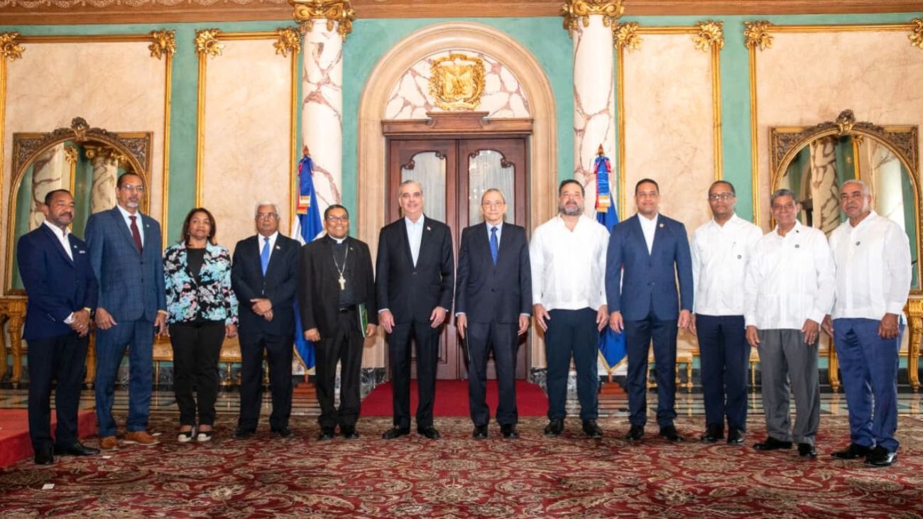 El-presidente-Abinader-juramenta-a-los-miembros-que-integran-el-Comite-Gestor-del-Jardin-Botanico-de-San-Juan-de-la-Maguana El-presidente-Abinader-juramenta-a-los-miembros-que-integran-el-Comite-Gestor-del-Jardin-Botanico-de-San-Juan-de-la-Maguana