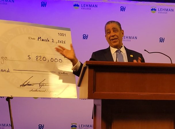 Congresista-entrega-US820-mil-a-Universidad-en-El-Bronx-con-12894-estudiantes