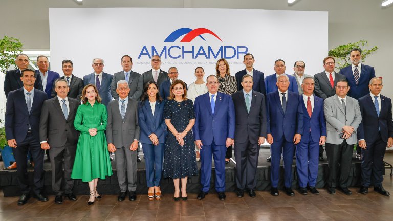 El ministro de Hacienda y Economía, Magín Díaz (centro), junto a la vicepresidenta Raquel Peña, miembros de la Amchamdr y funcionarios del Estado_