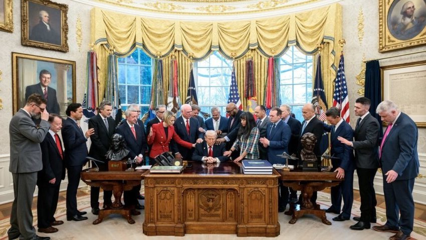 Pastores-evangelicos-se-reunen-y-rezan-por-Trump-en-la-Casa-Blanca-850x479