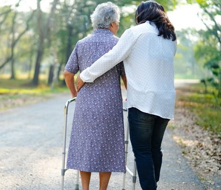 Trabajadoras-cuidan-personas-NYC-demandan-aprobacion-ley-No-mas-de-24-horas_-figuran-miles-de-dominicanas