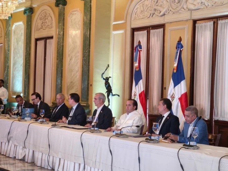 Abinader-se-reune-a-puertas-cerradas-con-empresarios-y-funcionarios-para-mitigar-impacto-de-la-crisis-del-petroleo-728x546