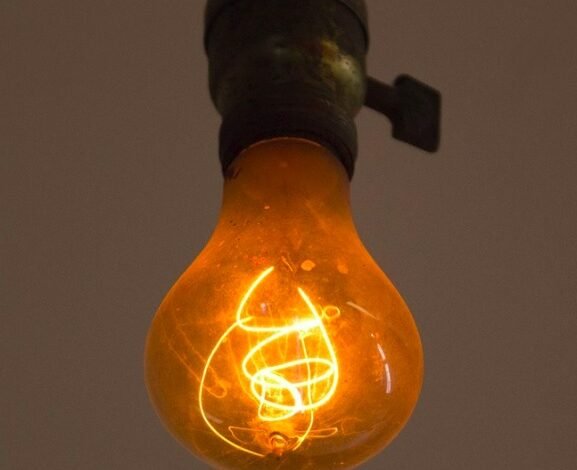 Dominicanos-en-EE.UU_.-se-veran-afectados-por-aumento-en-electricidad-577x470