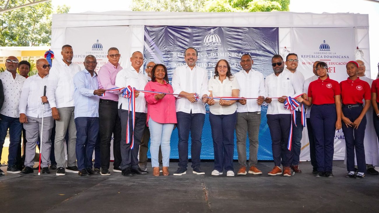 PIE DE FOTO INEFI SAN JUAN 1 El director ejecutivo del Instituto Nacional de Educación Física (INEFI), Alberto Rodríguez Mella, corta la cinta para dejar inaugurado el techado