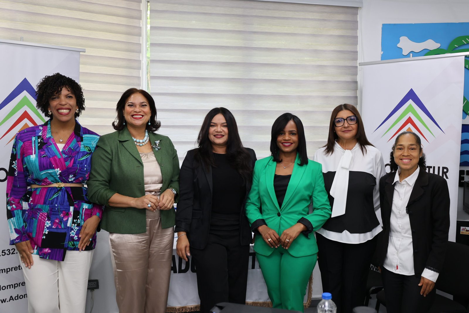 3. Cristina Rosario, Vilma Batista, Sarah Hernández, Rosa Lidia Lora y María Mercedes. 3. Cristina Rosario, Vilma Batista, Sarah Hernández, Rosa Lidia Lora y María Mercedes.