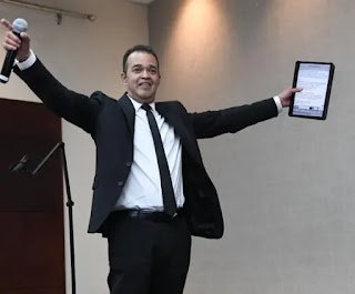 Alex-Bueno-durante-el-lanzamiento-de-su-album-El-mas-completo-nominado-a-los-Latin-Grammy-2025