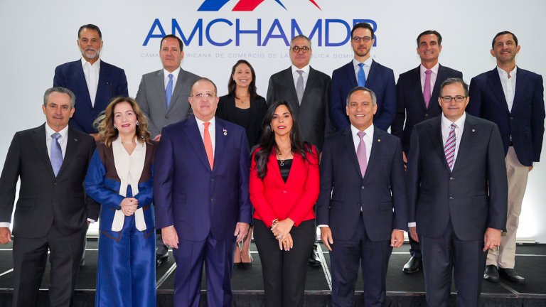 Magín Díaz junto a representantes de la AMCHAMDR Magín Díaz junto a representantes de la AMCHAMDR