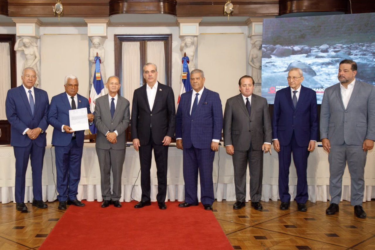 Abinader-entrega-titulos-de-los-parques-nacionales-Loma-Novillero-y-Montana-La-Humeadora-Foto-Fuente-Externa-5 Abinader-entrega-titulos-de-los-parques-nacionales-Loma-Novillero-y-Montana-La-Humeadora-Foto-Fuente-Externa-5