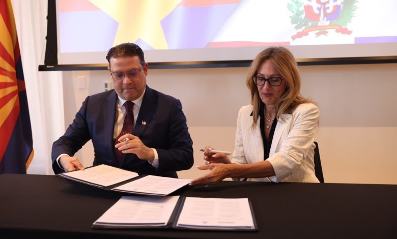 El-ministro-de-Industria-Comercio-y-Mipymes-Yayo-Sanz-Lovaton-y-Sandra-Watson-presidenta-y-CEO-de-la-Arizona-Commerce-Authority-780x470