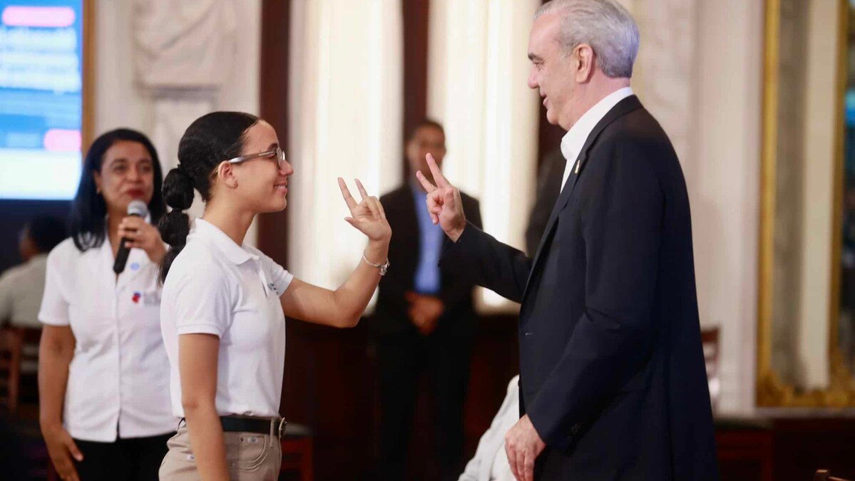 estudiantes-con-discapacidad-auditiva-destacan-en-formacion-en-ia-b4e90620-focus-0-0-1200-675 estudiantes-con-discapacidad-auditiva-destacan-en-formacion-en-ia-b4e90620-focus-0-0-1200-675