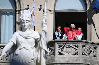El Papa León XIV junto a los Capitanes Regentes de San Marino, Alice Mina y Vladimiro Selva, saluda a los fieles desde el balcón del Palacio Público en San Marino, el 22 de agosto de 2026. EFE/EPA/ETTORE FERRARI//////////San Marino (San Marino), 22/08/2026.- Pope Leo XIV with Captains Regent of San Marino, Alice Mina and Vladimiro Selva greet the faithful from the balcony of the Pubblico Palace in San Marino, 22 August 2026.    (Papa) EFE/EPA/ETTORE FERRARI