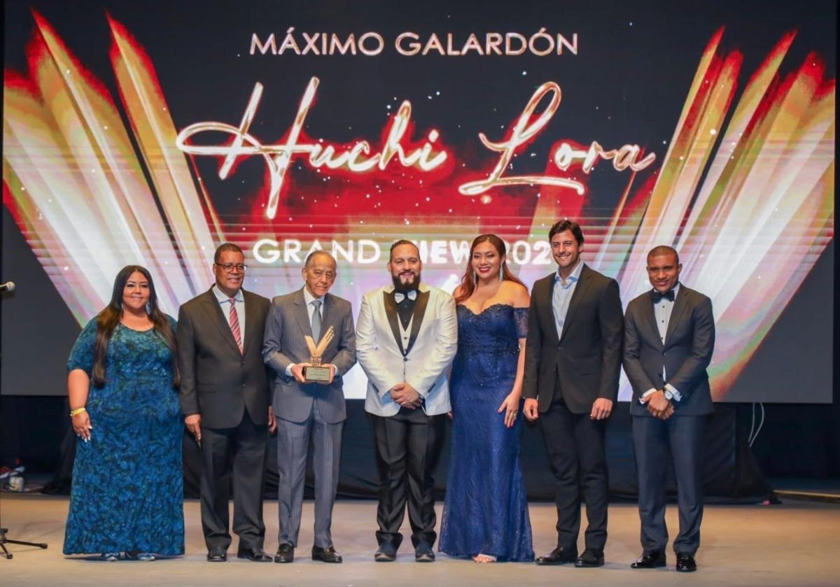 Rita Pérez, Ramón Chávez, Huchi Lora, Omar Rivera, Amelia Reyes, Raymond Rodríguez y Vargavila Riverón