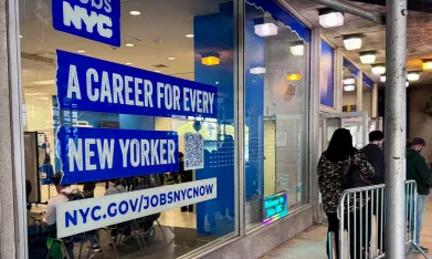 Ademas-del-sueldo-los-empleos-publicos-en-Nueva-York-pueden-incluir-prestaciones-importantes-como-seguro-medico-pension-y-planes-de-ahorro-para-el-retiro