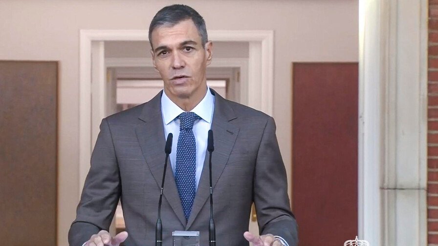 El español Pedro Sánchez adelanta las elecciones legislativas al 29 de noviembre Captura de vídeo de la comparecencia del presidente del Gobierno español, Pedro Sánchez, en la que anuncia el adelanto de las elecciones generales al domingo 29 de noviembre. EFE/Moncloa -SÓLO USO EDITORIAL/SOLO USO PERMITIDO PARA ILUSTRAR LA NOTICIA QUE APARECE EN EL PIE DE FOTO (CRÉDITO OBLIGATORIO)-